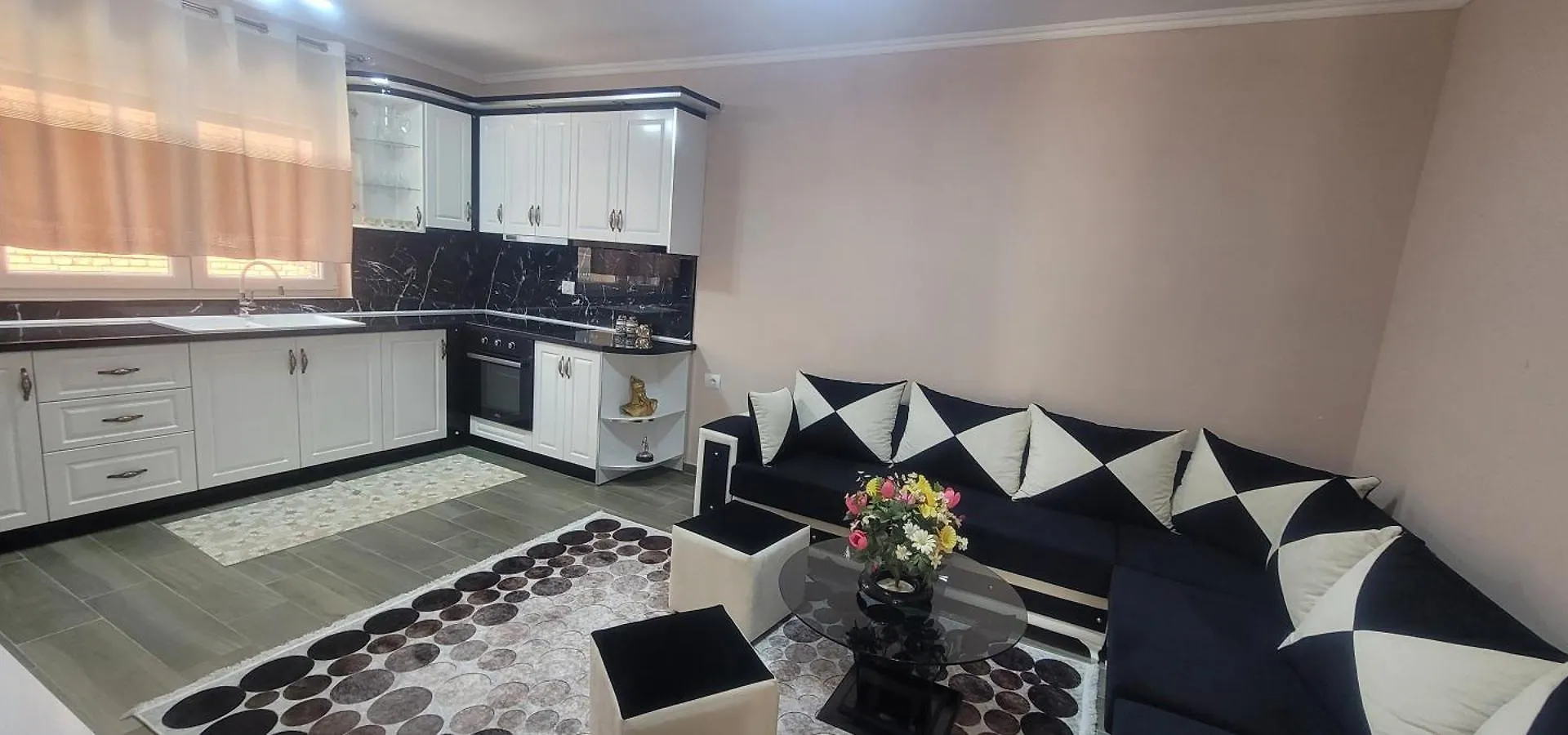 Maxhari Apartments Polisi i Vogel Albania